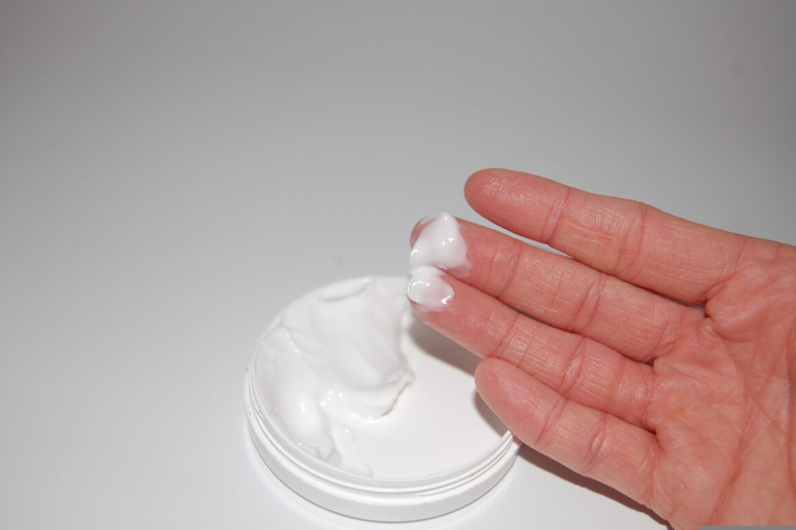 Naturalny makijaż to sztuka bycia sobą, tylko lekko ulepszoną wersją siebie samej, bez przesady i sztuczności. Miya Cosmetics oferuje produkty do makijażu, które pozwalają na uzyskanie świeżego, naturalnego wyglądu bez wrażenia, że noszysz masę produktów na twarzy. Makijaż wymaga techniki i zrozumienia, którą powinna opanować każda kobieta chcąca wyglądać najlepiej każdego dnia. Artykuł ten wyjaśnia krok po kroku, jak pracować z produktami do makijażu, aby uzyskać efekt naturalnego piękna. Naturalny makijaż to nie sztuka bycia niewidoczną - to sztuka bycia najlepszą wersją siebie.