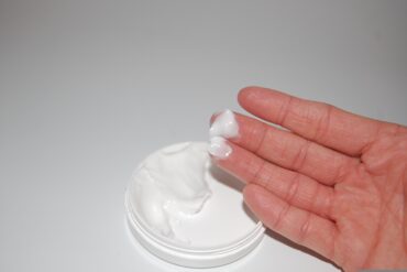 Naturalny makijaż to sztuka bycia sobą, tylko lekko ulepszoną wersją siebie samej, bez przesady i sztuczności. Miya Cosmetics oferuje produkty do makijażu, które pozwalają na uzyskanie świeżego, naturalnego wyglądu bez wrażenia, że noszysz masę produktów na twarzy. Makijaż wymaga techniki i zrozumienia, którą powinna opanować każda kobieta chcąca wyglądać najlepiej każdego dnia. Artykuł ten wyjaśnia krok po kroku, jak pracować z produktami do makijażu, aby uzyskać efekt naturalnego piękna. Naturalny makijaż to nie sztuka bycia niewidoczną - to sztuka bycia najlepszą wersją siebie.