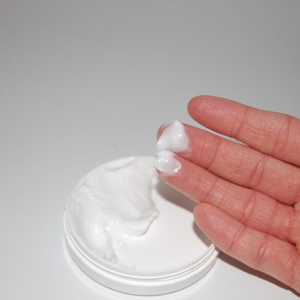 Naturalny makijaż to sztuka bycia sobą, tylko lekko ulepszoną wersją siebie samej, bez przesady i sztuczności. Miya Cosmetics oferuje produkty do makijażu, które pozwalają na uzyskanie świeżego, naturalnego wyglądu bez wrażenia, że noszysz masę produktów na twarzy. Makijaż wymaga techniki i zrozumienia, którą powinna opanować każda kobieta chcąca wyglądać najlepiej każdego dnia. Artykuł ten wyjaśnia krok po kroku, jak pracować z produktami do makijażu, aby uzyskać efekt naturalnego piękna. Naturalny makijaż to nie sztuka bycia niewidoczną - to sztuka bycia najlepszą wersją siebie.