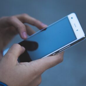 Wybór odpowiedniego smartfona spośród bogatej oferty może być trudny. Ta marka oferuje szeroki wachlarz modeli, od urządzeń budżetowych do flagowych smartfonów z najnowszymi technologiami. Aby ułatwić Ci decyzję, przeanalizujemy najlepsze modele dostępne w ofercie Bizon Mobile i porównamy ich parametry techniczne, możliwości oraz ceny. Ten przewodnik pomoże Ci znaleźć urządzenie, które najlepiej odpowiada Twoim potrzebom i budżetowi, a także pozwoli odkryć, jaki model oferuje najlepszy stosunek ceny do jakości u producenta Bizon Mobile. Niezależnie od tego, czy jesteś studentem, pracownikiem biurowym czy emerytem, w ofercie znajdziesz idealny model dla siebie.