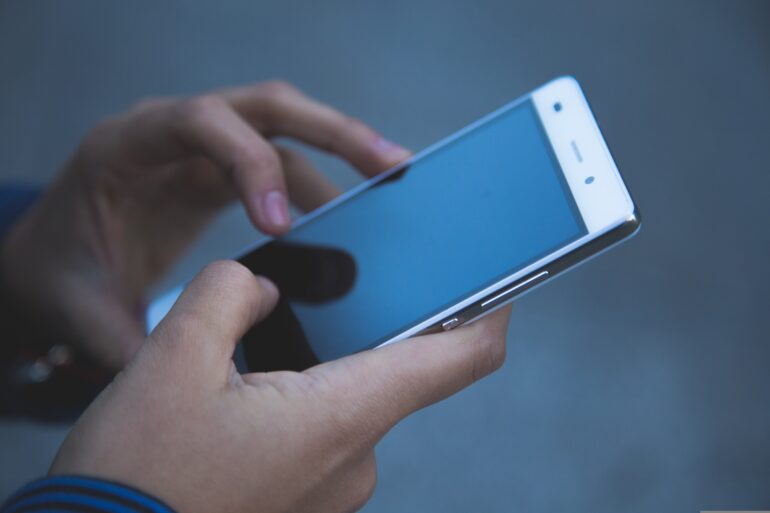 Wybór odpowiedniego smartfona spośród bogatej oferty może być trudny. Ta marka oferuje szeroki wachlarz modeli, od urządzeń budżetowych do flagowych smartfonów z najnowszymi technologiami. Aby ułatwić Ci decyzję, przeanalizujemy najlepsze modele dostępne w ofercie Bizon Mobile i porównamy ich parametry techniczne, możliwości oraz ceny. Ten przewodnik pomoże Ci znaleźć urządzenie, które najlepiej odpowiada Twoim potrzebom i budżetowi, a także pozwoli odkryć, jaki model oferuje najlepszy stosunek ceny do jakości u producenta Bizon Mobile. Niezależnie od tego, czy jesteś studentem, pracownikiem biurowym czy emerytem, w ofercie znajdziesz idealny model dla siebie.